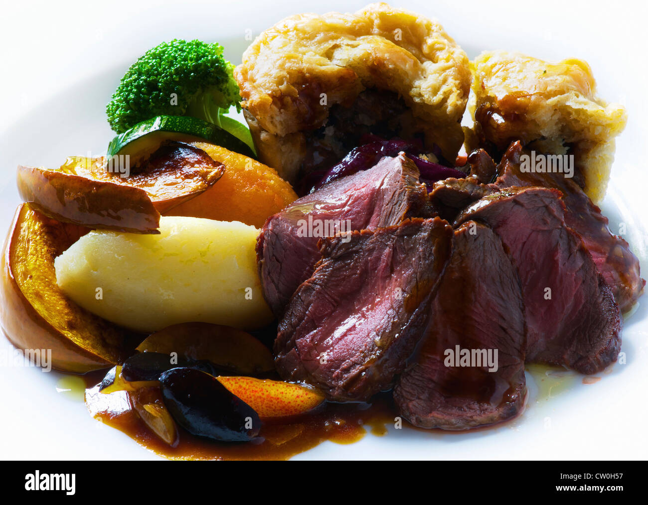 Piastra di arrosto di carne di cervo con budino di carni bovine Foto Stock