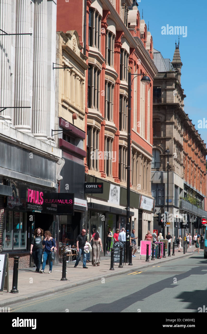 Oldham Street nel quartiere Norther distretto di Manchester.Home alternativa per gli indipendenti, industrie creative,bar e caffè Foto Stock
