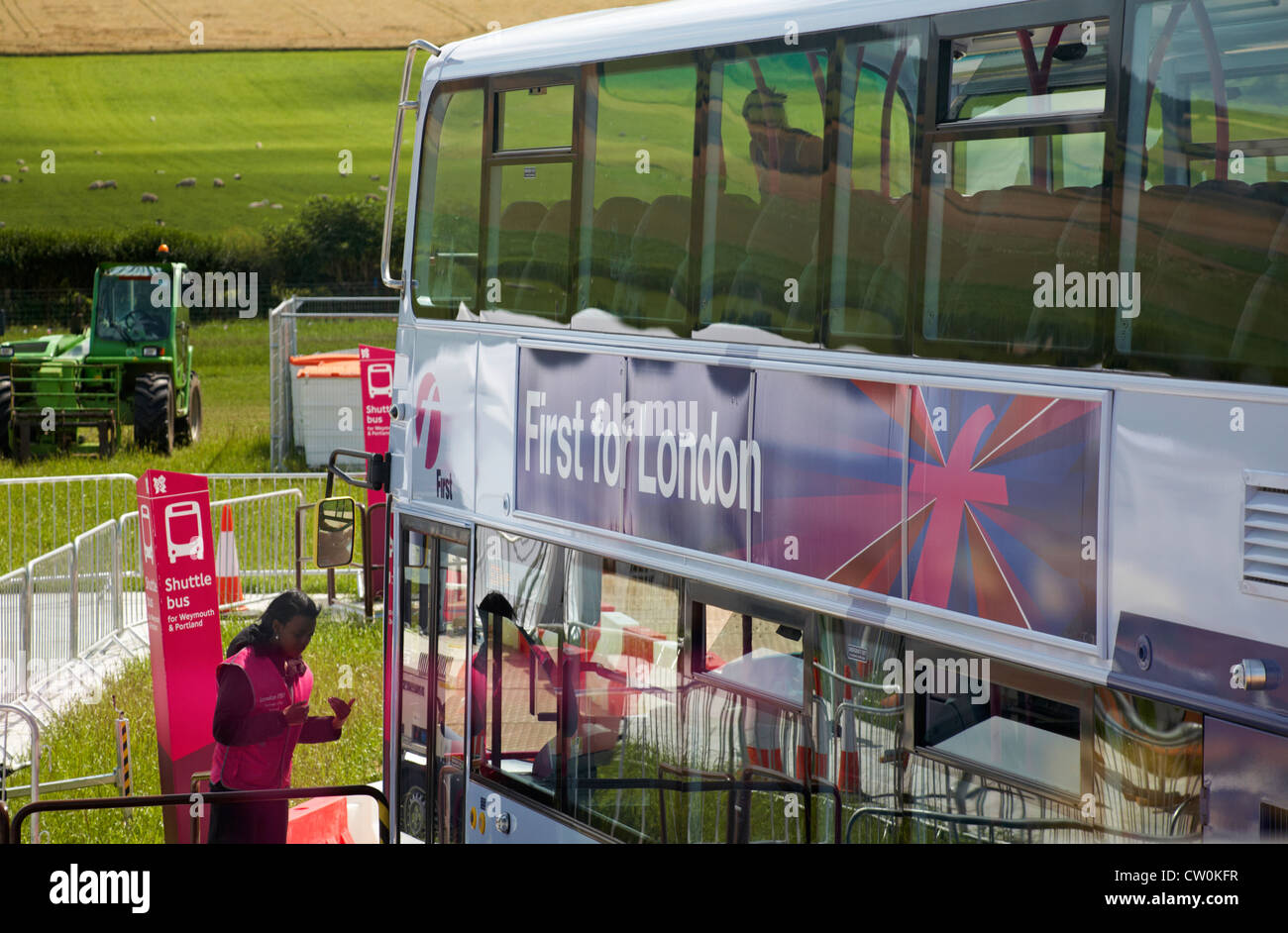 Bus navetta per Weymouth e Portland in attesa di prendere i visitatori da park and ride sito per vedere la vela olimpica eventi di agosto Foto Stock