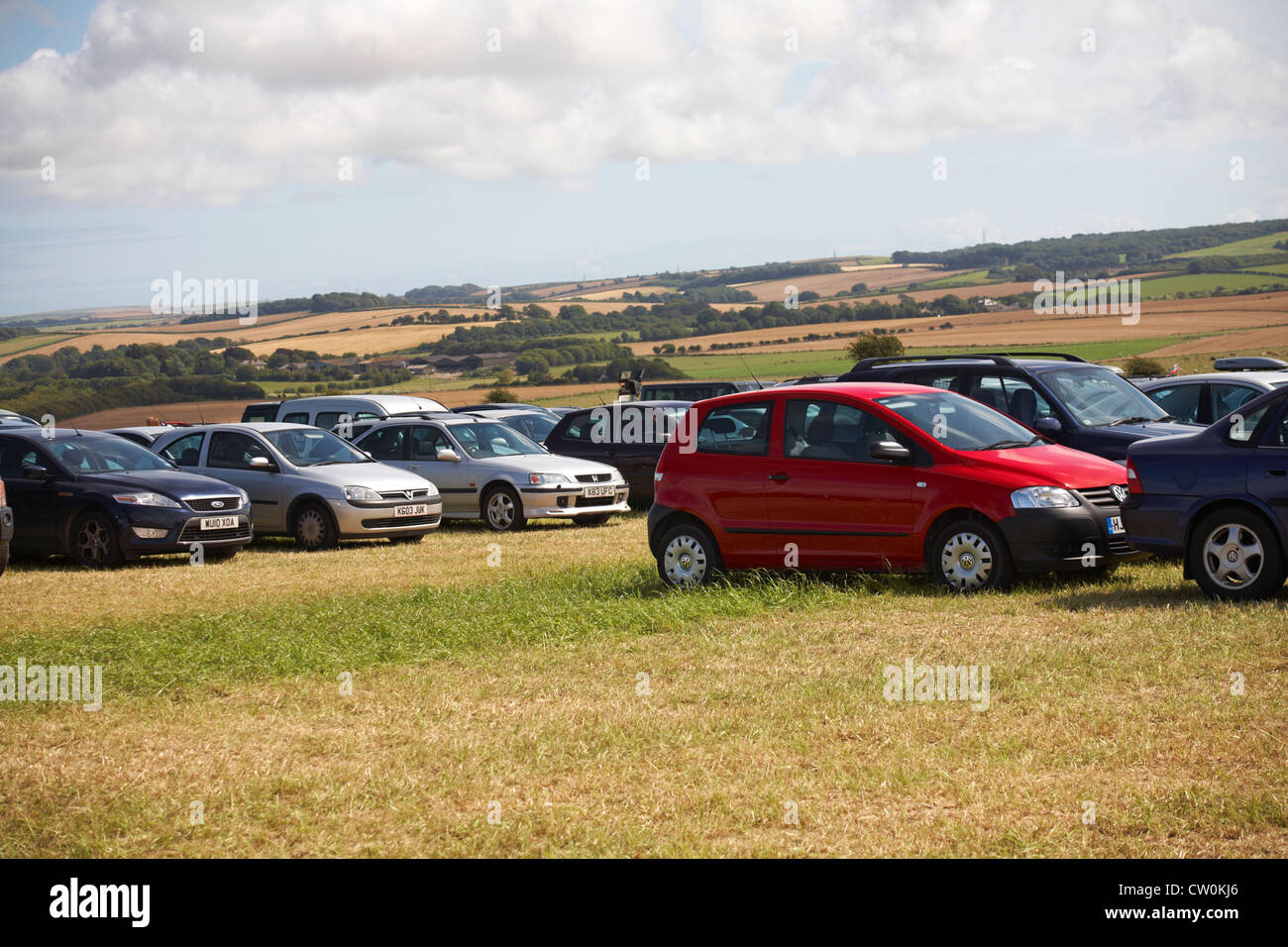 Automobili parcheggiate nel parcheggio e strada sito nella splendida campagna di Dorset per le gare di vela delle Olimpiadi di Weymouth nel mese di agosto Foto Stock