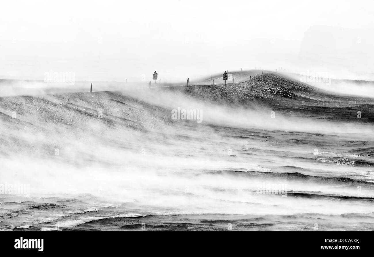 Tempesta di polvere sulla Route 1, la strada principale che corre attorno all'isola, Islanda Foto Stock
