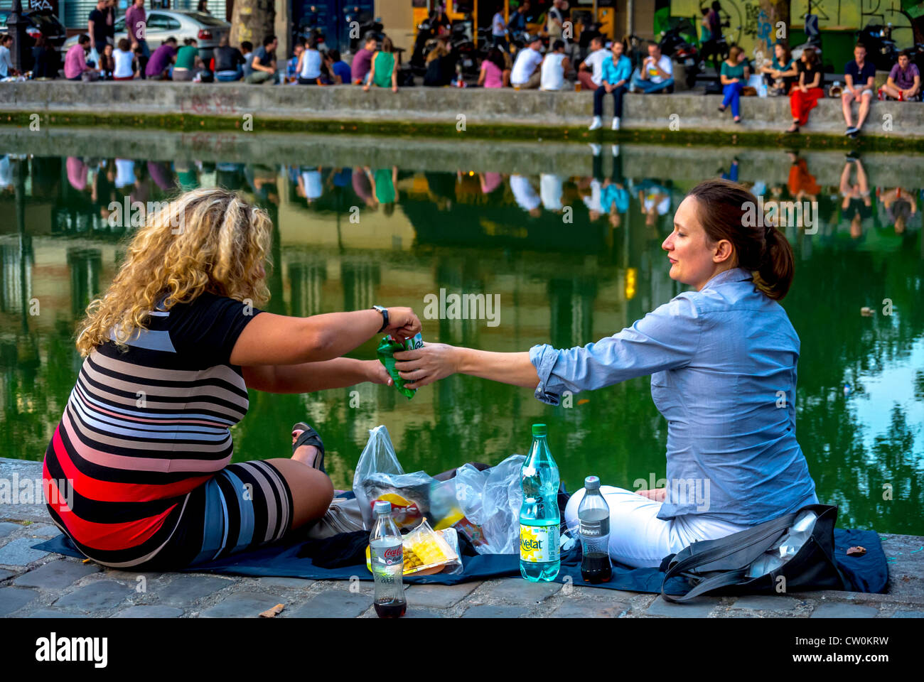 Parigi, Francia, picnic francese femminile, condivisione di bevande all'aperto, sul Canal Saint Martin, autentico stile di vita francese, DONNA CHE BEVE ALL'APERTO, giovani che BEVONO Foto Stock