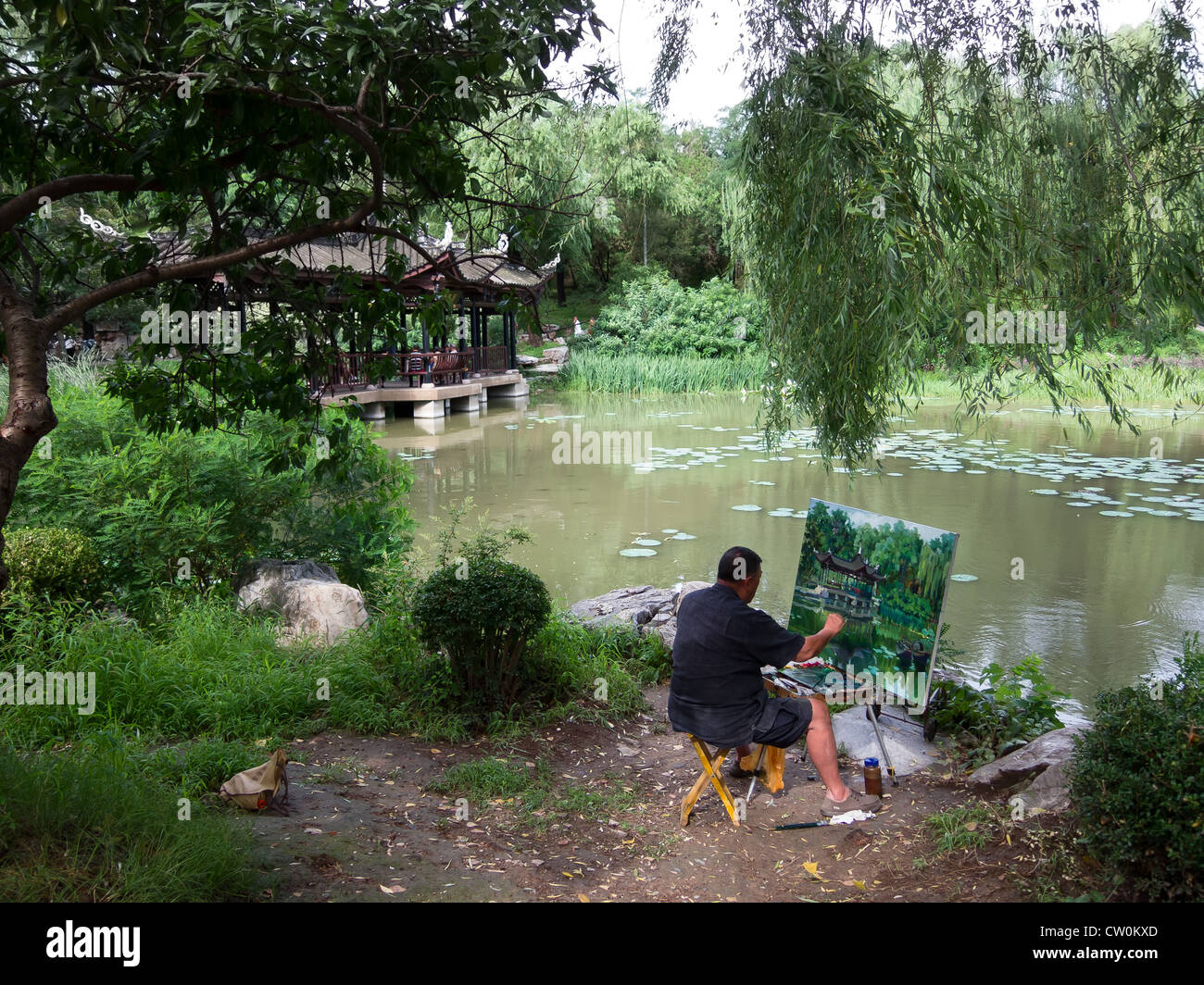 Un anziano uomo è dipinto in un parco, Pechino Foto Stock