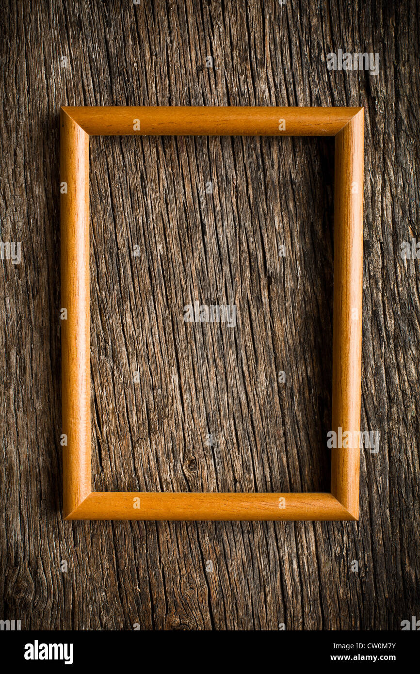 Il legno cornice immagine sul vecchio sfondo di legno Foto Stock