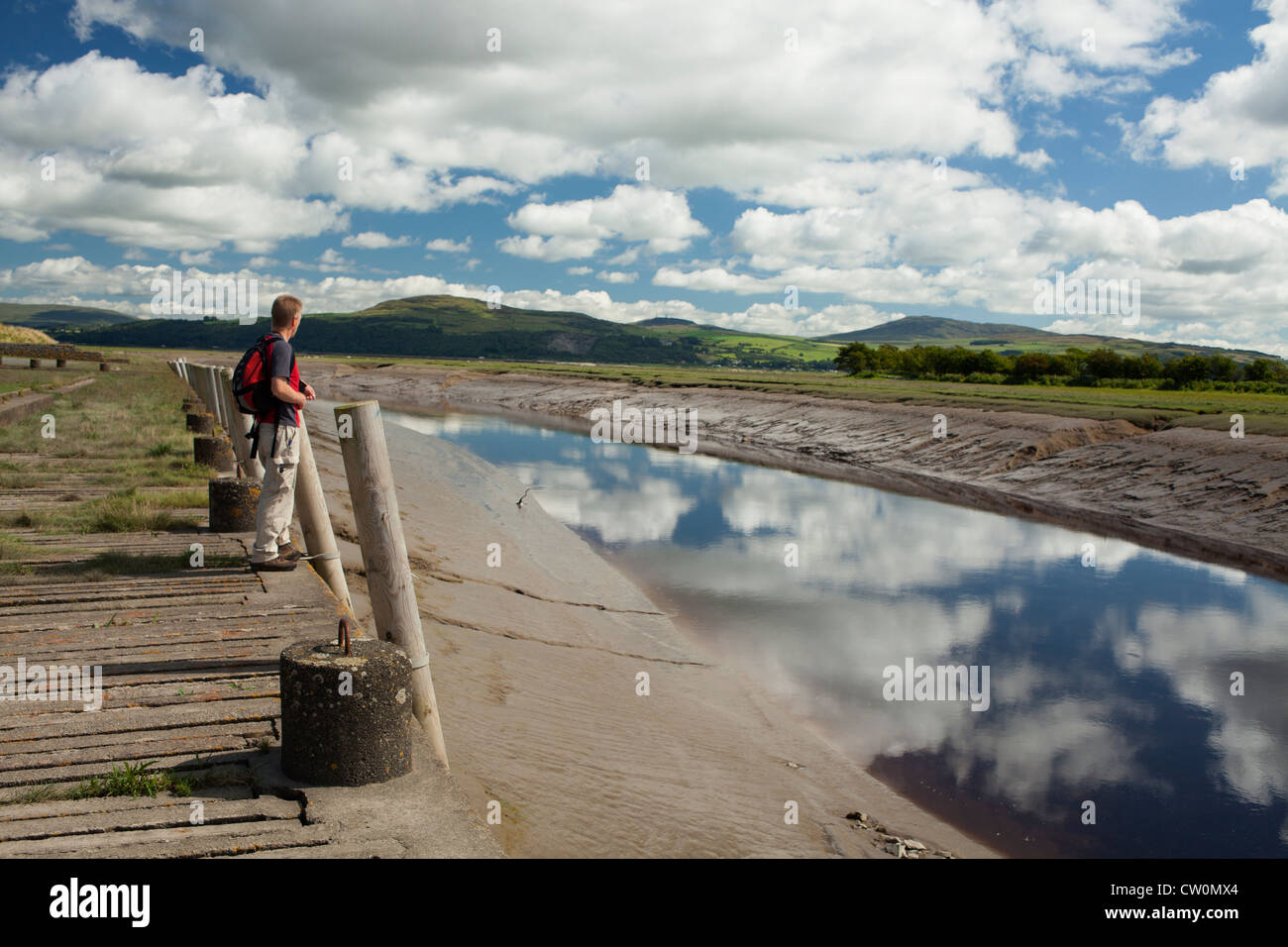 Porto Wigtown walker guardando attraverso i meandri del fiume, Bladnoch Nazionale Scozzese Booktown, Galloway Scotland Regno Unito Foto Stock