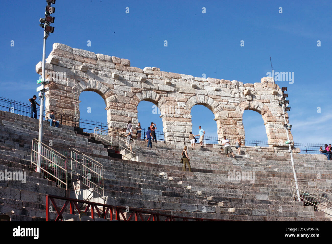 Passi all'interno della internazionalmente famosa Arena di Verona,un anfiteatro romano in Piazza Bra,Verona,Italia Foto Stock
