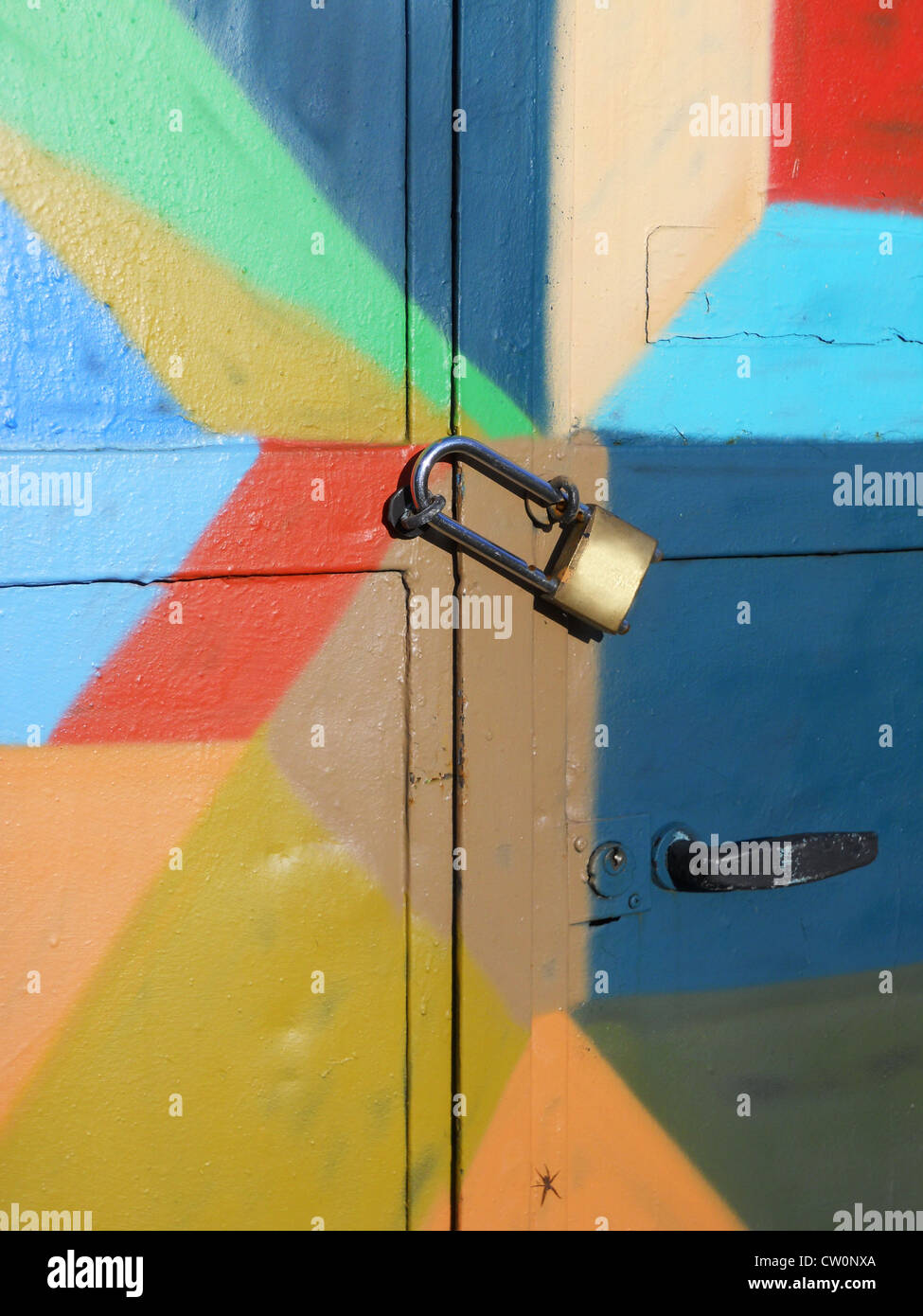 Lucchetto in metallo su bloccato luminoso porta colorati Foto Stock