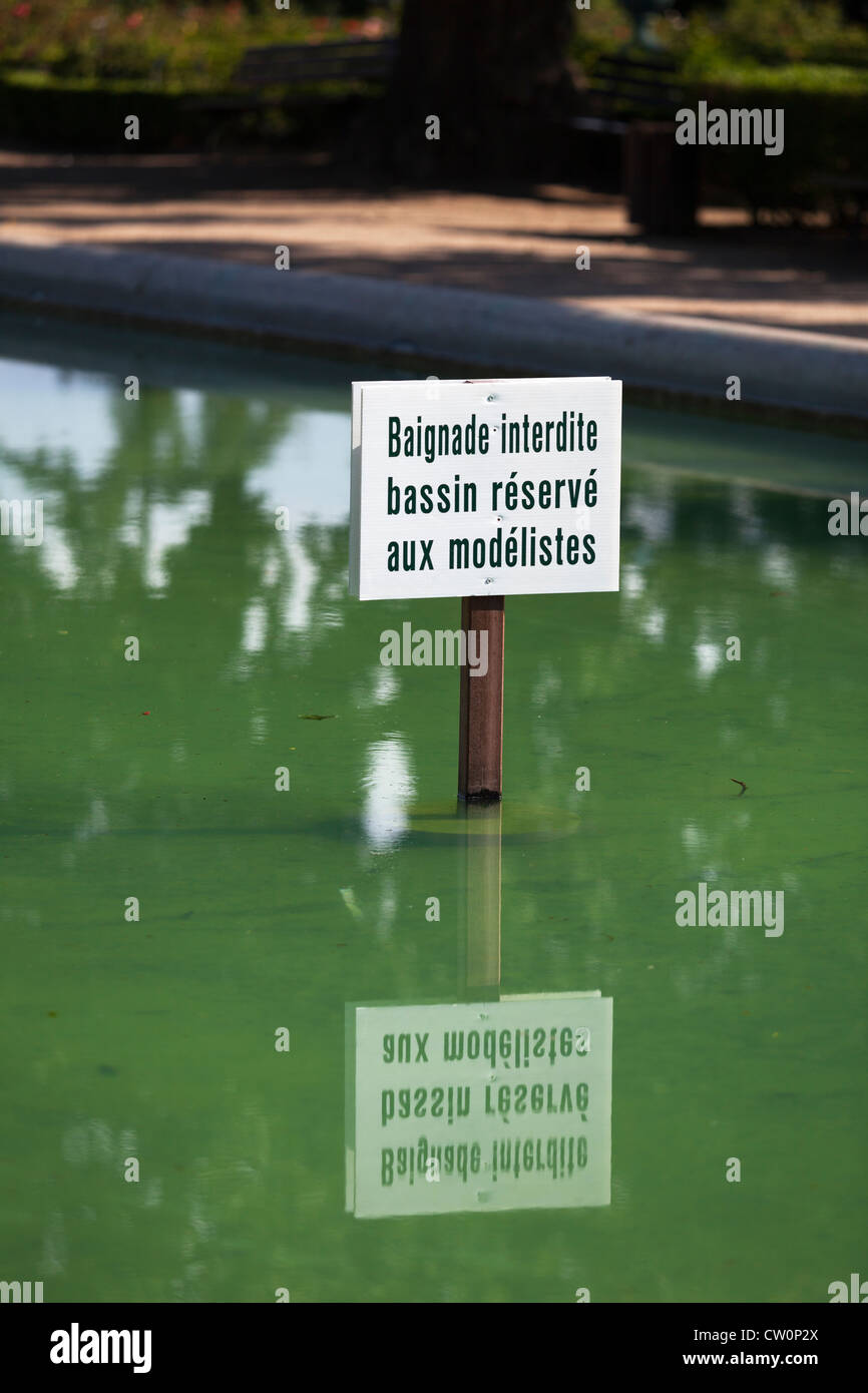 Segno francese di informare il pubblico che lo stagno è destinato per il modello in uso in barca e non la balneazione, Jardin des Plantes, Rouen, Francia Foto Stock