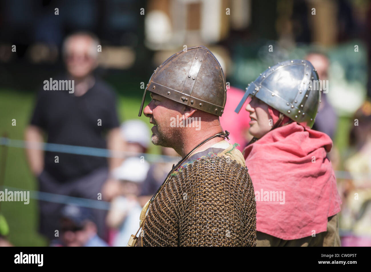 Uomo replica in costume medievale durante il Viking / anglosassone rievocazione storica. St Albans, Regno Unito. Maggio 2012 Foto Stock