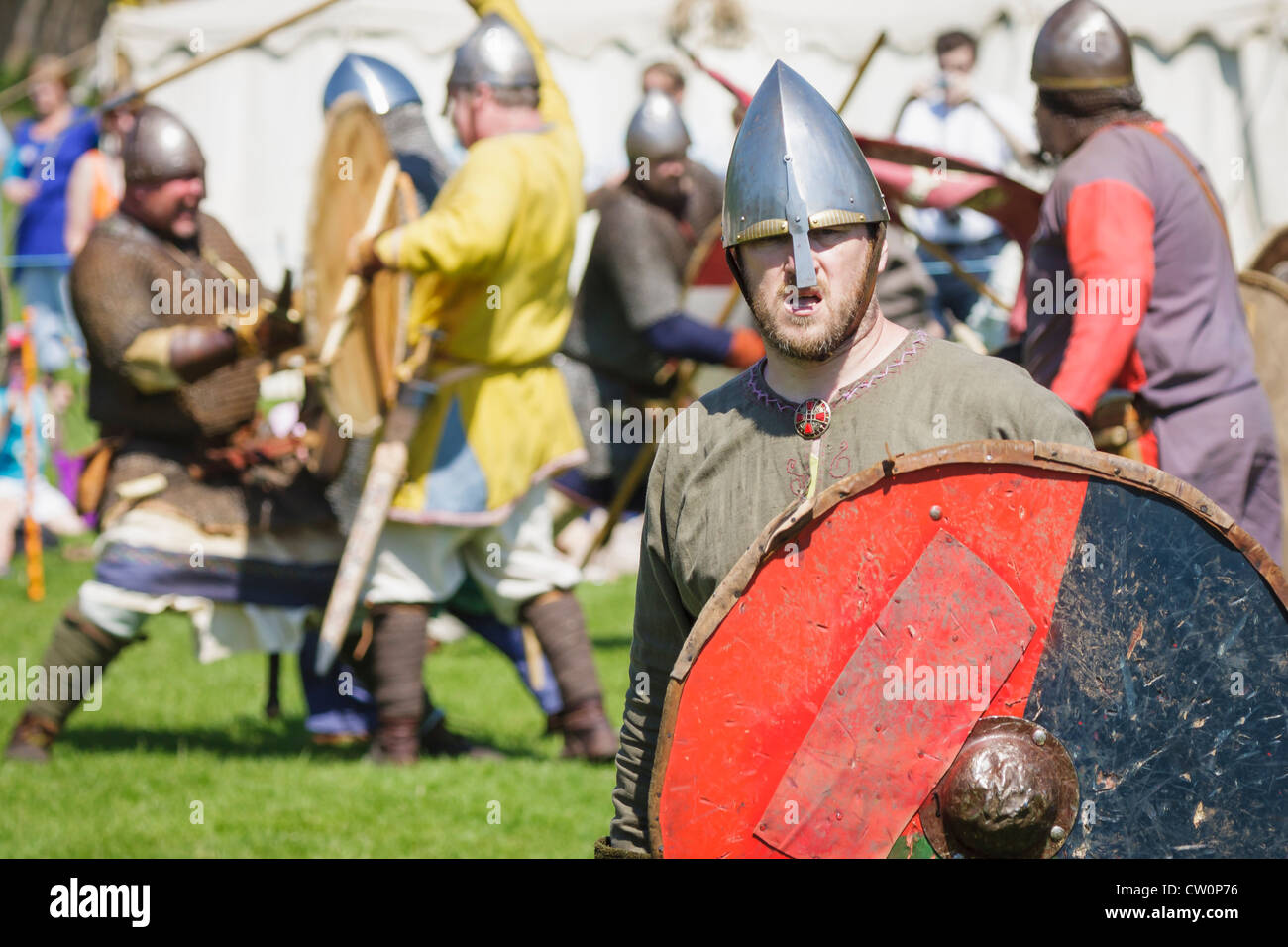 La rievocazione storica di anglosassone e Viking battaglia. St Albans, Regno Unito. Maggio 2012 Foto Stock