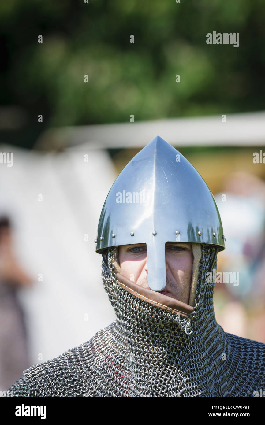 Uomo in replica inizio costume medievale durante il Viking / anglosassone rievocazione storica. St Albans, Regno Unito. Maggio 2012 Foto Stock