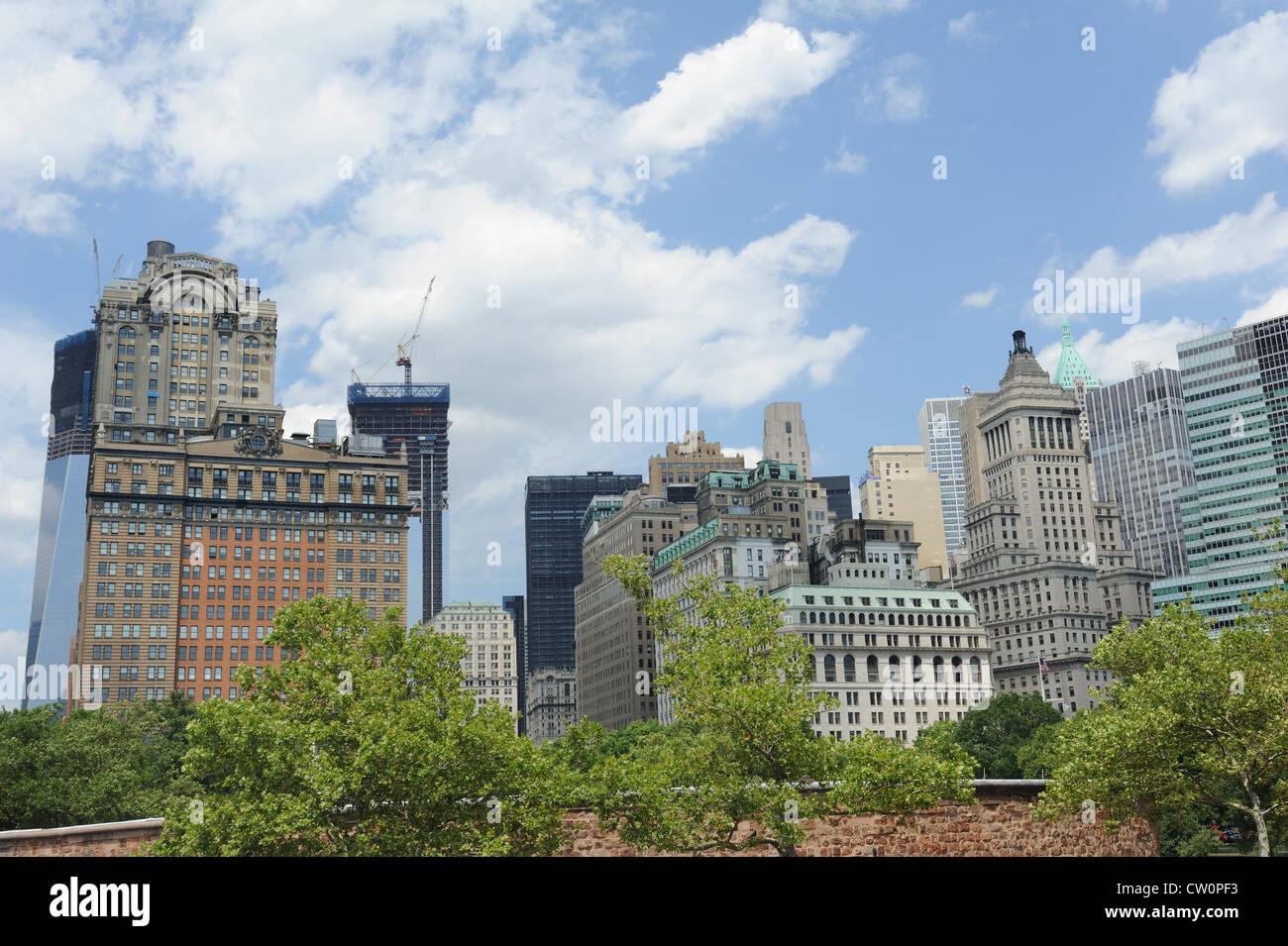 Il Quartiere Finanziario di Manhattan che mostra il Battery Park e 1 World Trade Center e 4 World Trade Center in costruzione. Foto Stock