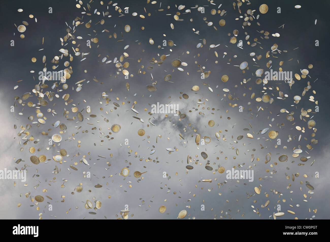 Monete metalliche in euro che rientrano nel cielo Foto Stock