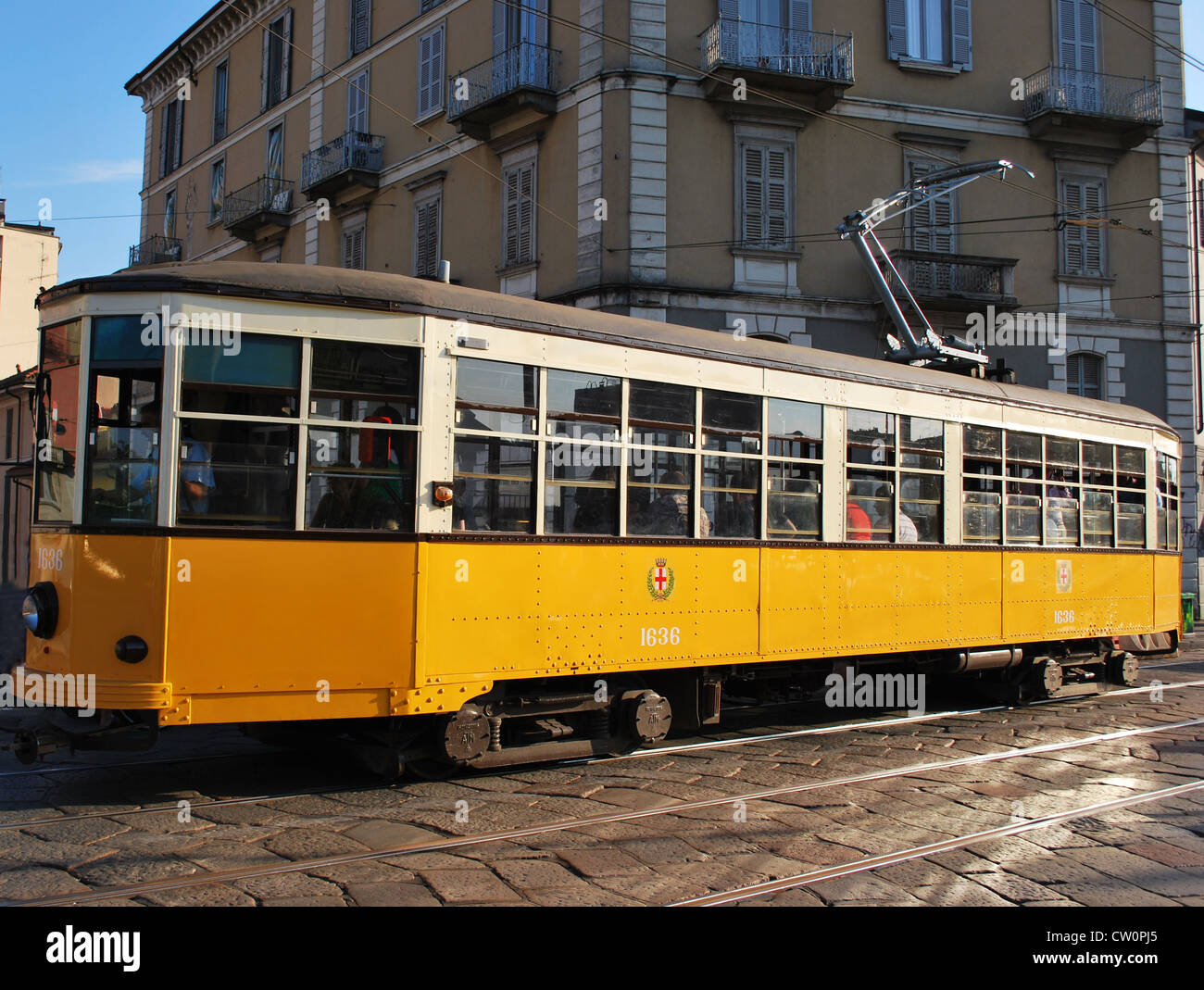 Un simbolo della città, il vecchio e tradizionale di colore arancione con il tram in Milano, Italia Foto Stock
