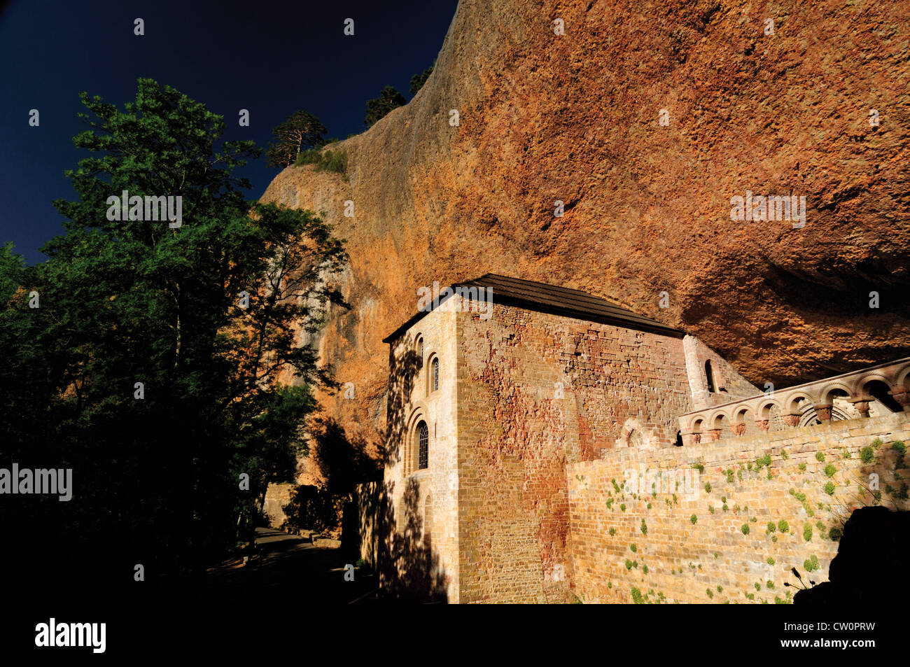 Spagna: al di fuori della vista del monastero di San Juan de la Pena in Aragona Foto Stock