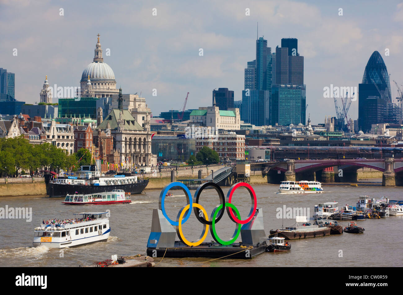 Giant anelli olimpici a galla sul Fiume Tamigi con la City di Londra e la Cattedrale di St Paul in background, London, England, Regno Unito Foto Stock