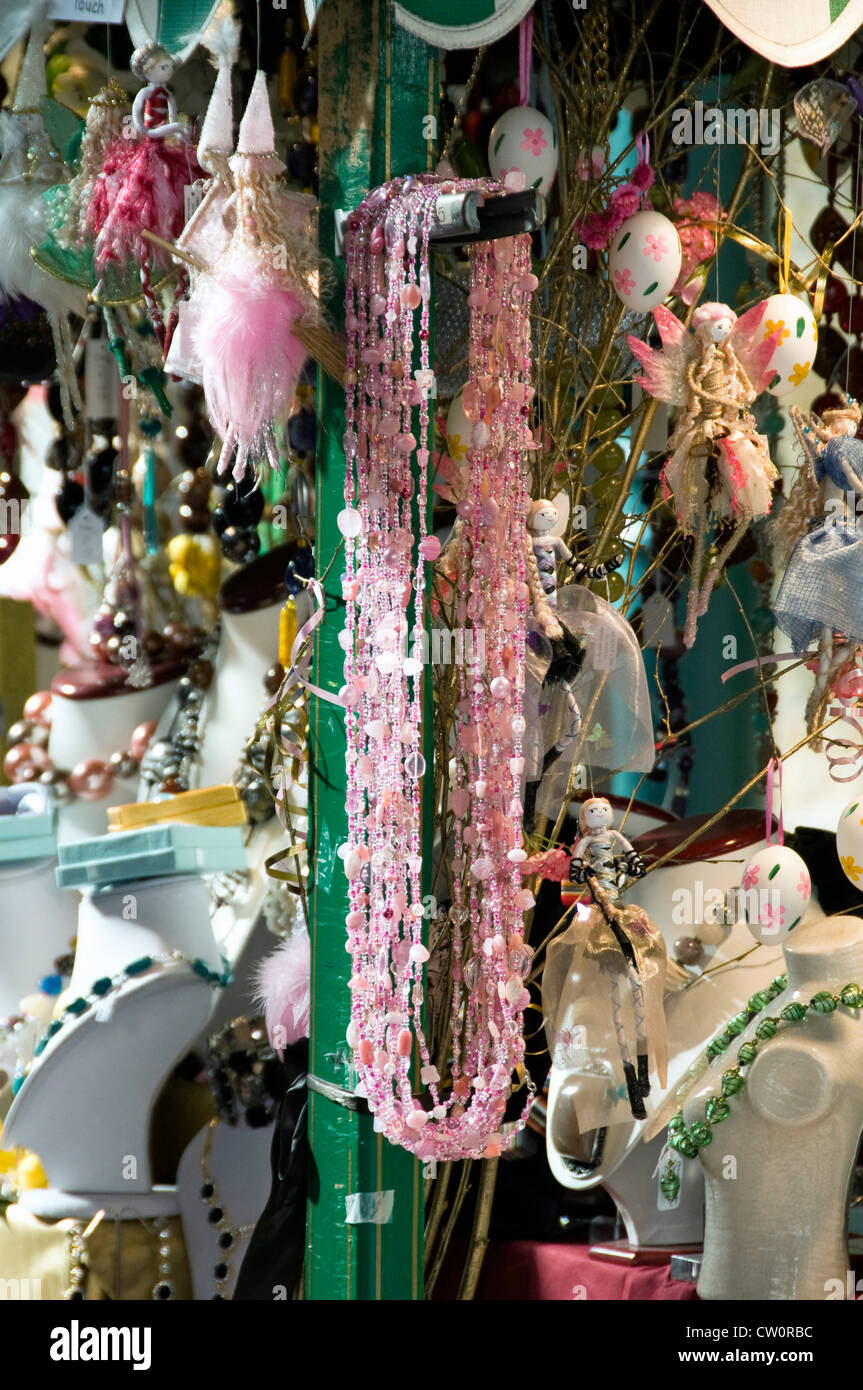 Collana rosa sui gioielli in stallo Covent Garden Londra Inghilterra REGNO UNITO Foto Stock