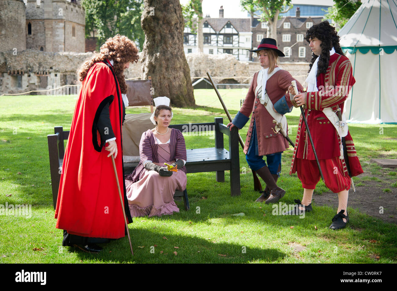 Gli attori in costume in piedi nella motivazione della Torre di Londra. Inghilterra, Regno Unito Foto Stock