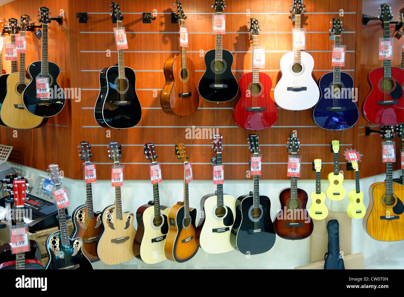 Righe di chitarre in un negozio di Singapore Foto Stock