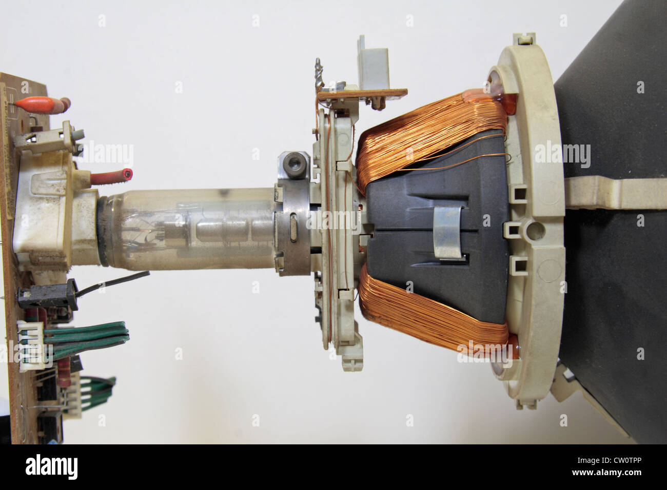 Vista ravvicinata della provetta a vuoto, il cannone elettronico e cablaggio generale di un analogo tubo catodico televisore portatile. Foto Stock