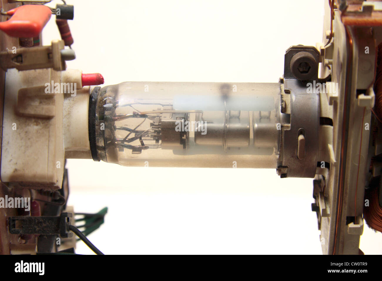 Vista ravvicinata della provetta a vuoto, il cannone elettronico e cablaggio generale di un analogo tubo catodico televisore portatile. Foto Stock