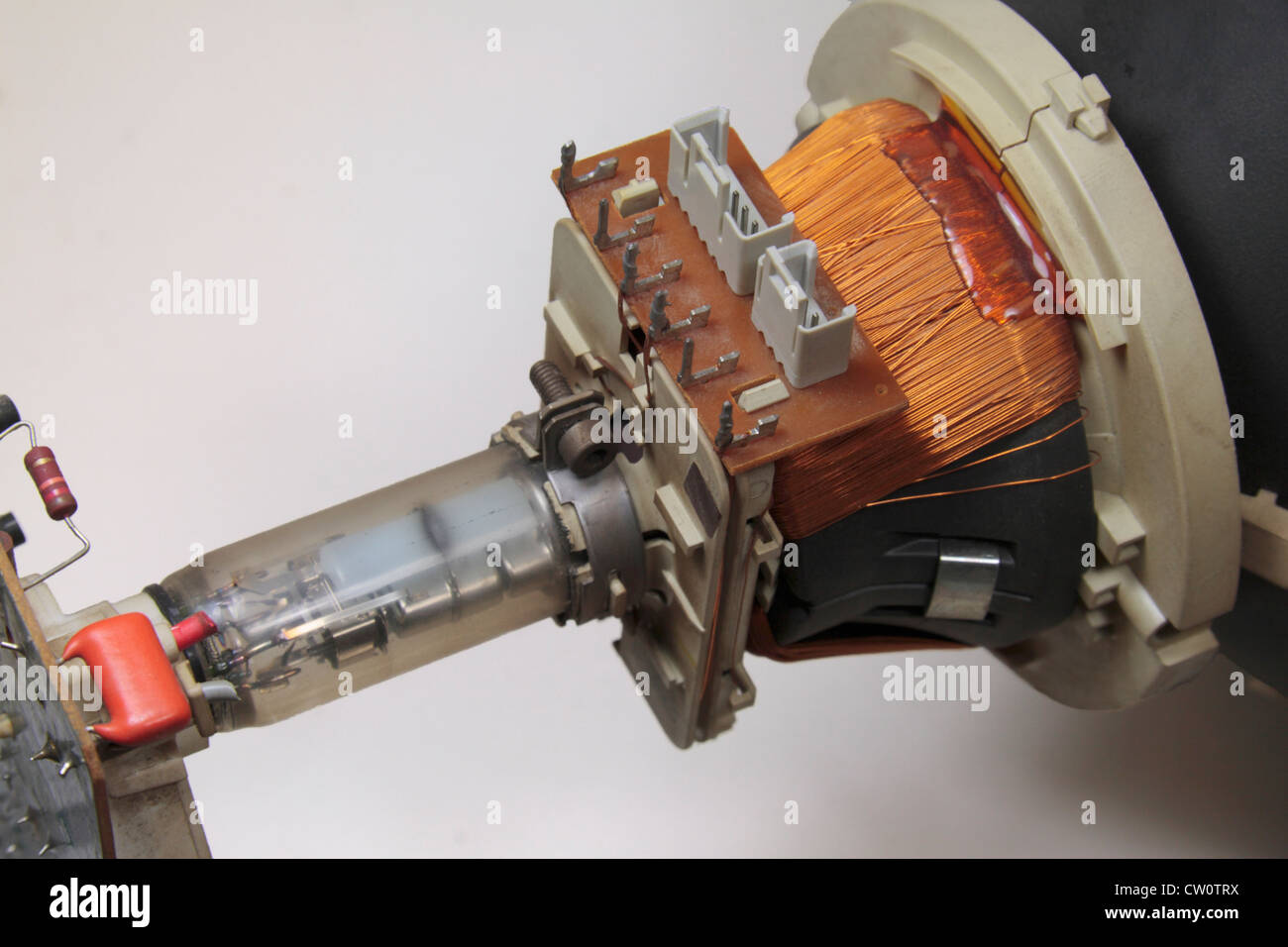 Vista ravvicinata della provetta a vuoto, il cannone elettronico e cablaggio generale di un analogo tubo catodico televisore portatile. Foto Stock