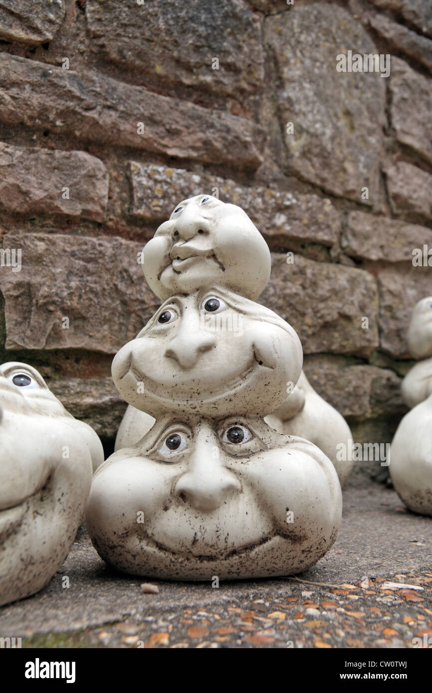 Divertente giardino ornamenti di pietra in vendita a Corfe Castle, Dorset, Regno Unito. Foto Stock