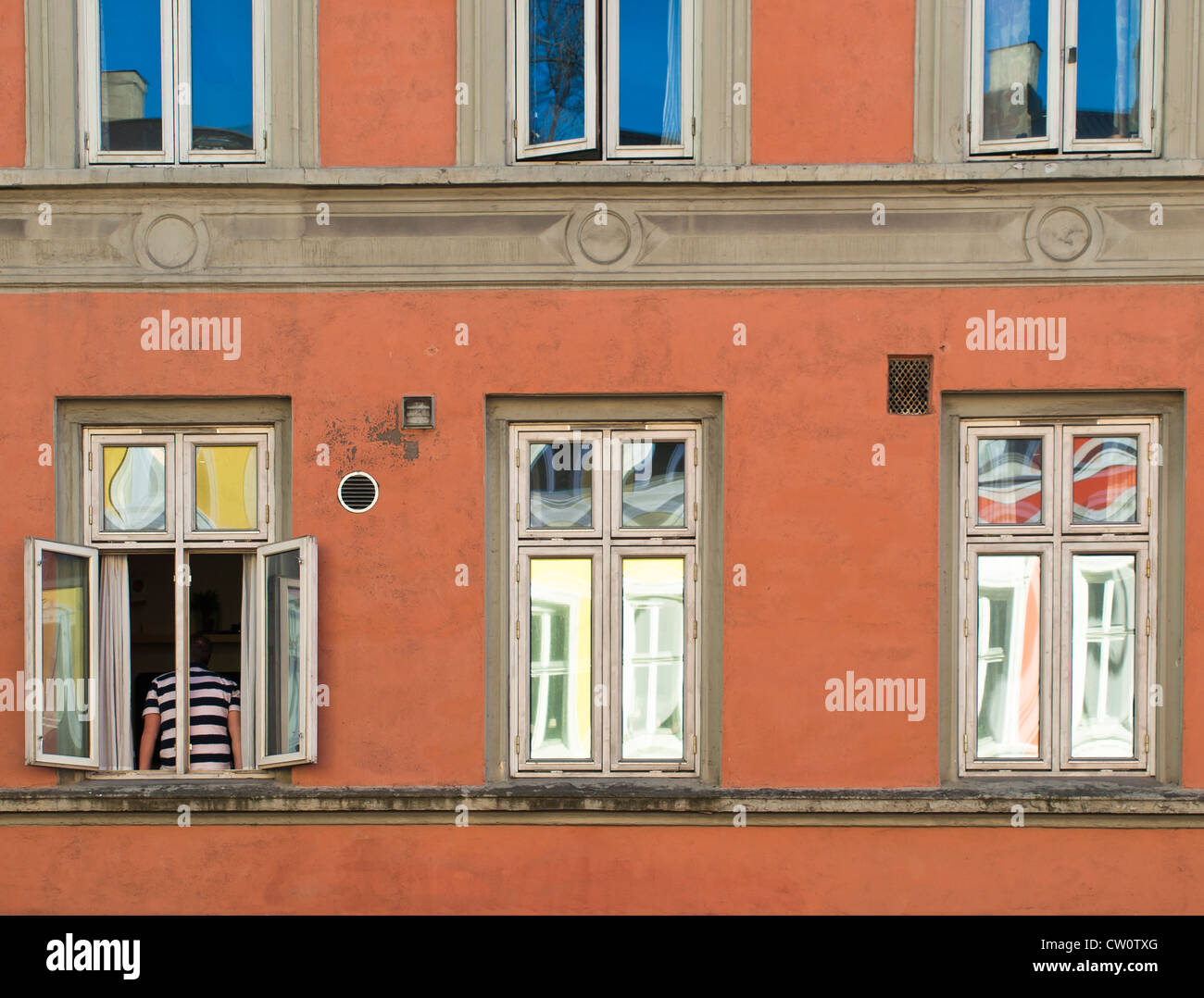 Pezzi di vecchi blocchi di appartamenti nel centro di Oslo dipinta in un modo colorato Foto Stock