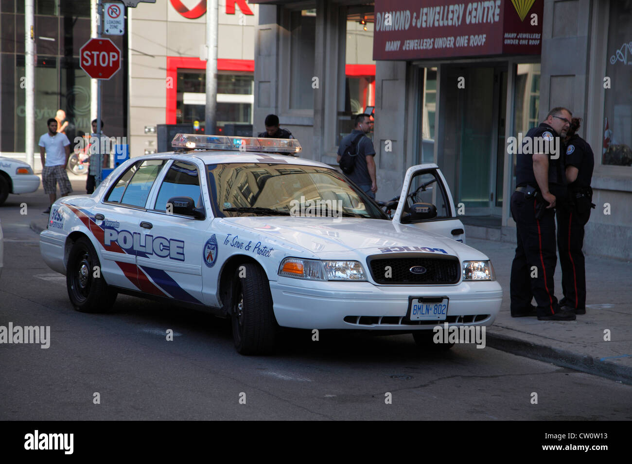 Toronto giugno 2012, Toronto funzionari di polizia di rispondere ad una chiamata di emergenza a Younge e Dundas Square, Toronto Canada Foto Stock Toronto giugno 2012, Toronto funzionari di polizia di rispondere ad una chiamata di emergenza a Younge e Dundas Square, Toronto Canada Foto Stock