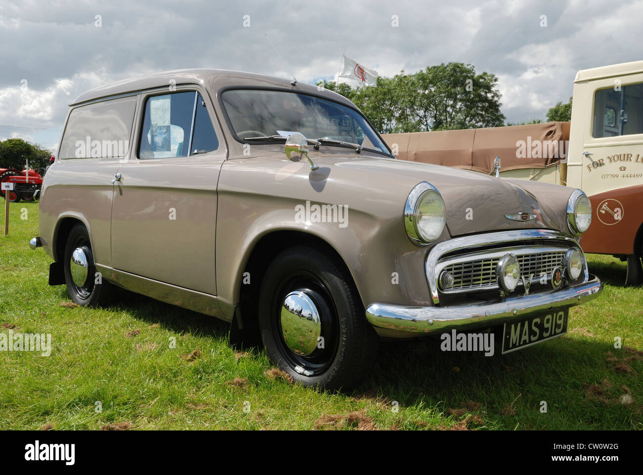 Un 1959 Commer Cob van sul display al Heckington mostrano, Lincolnshire, Inghilterra. Foto Stock