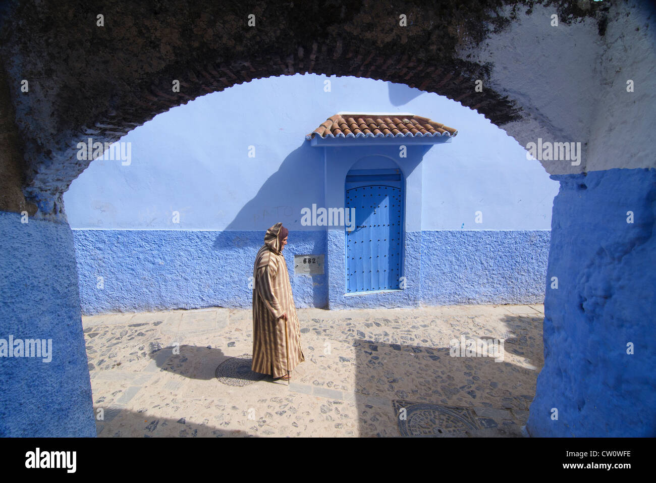 Scena di strada nel blu atmosferica città di Chefchaouen, Marocco Foto Stock