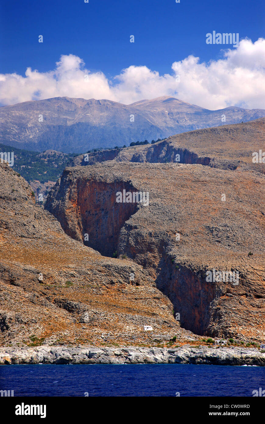 Il 'exit' di Araden Gorge al mar Libico, accanto al Marmara (o 'Dialeskari') spiaggia, Sfakia, Chania, Creta, Grecia. Foto Stock