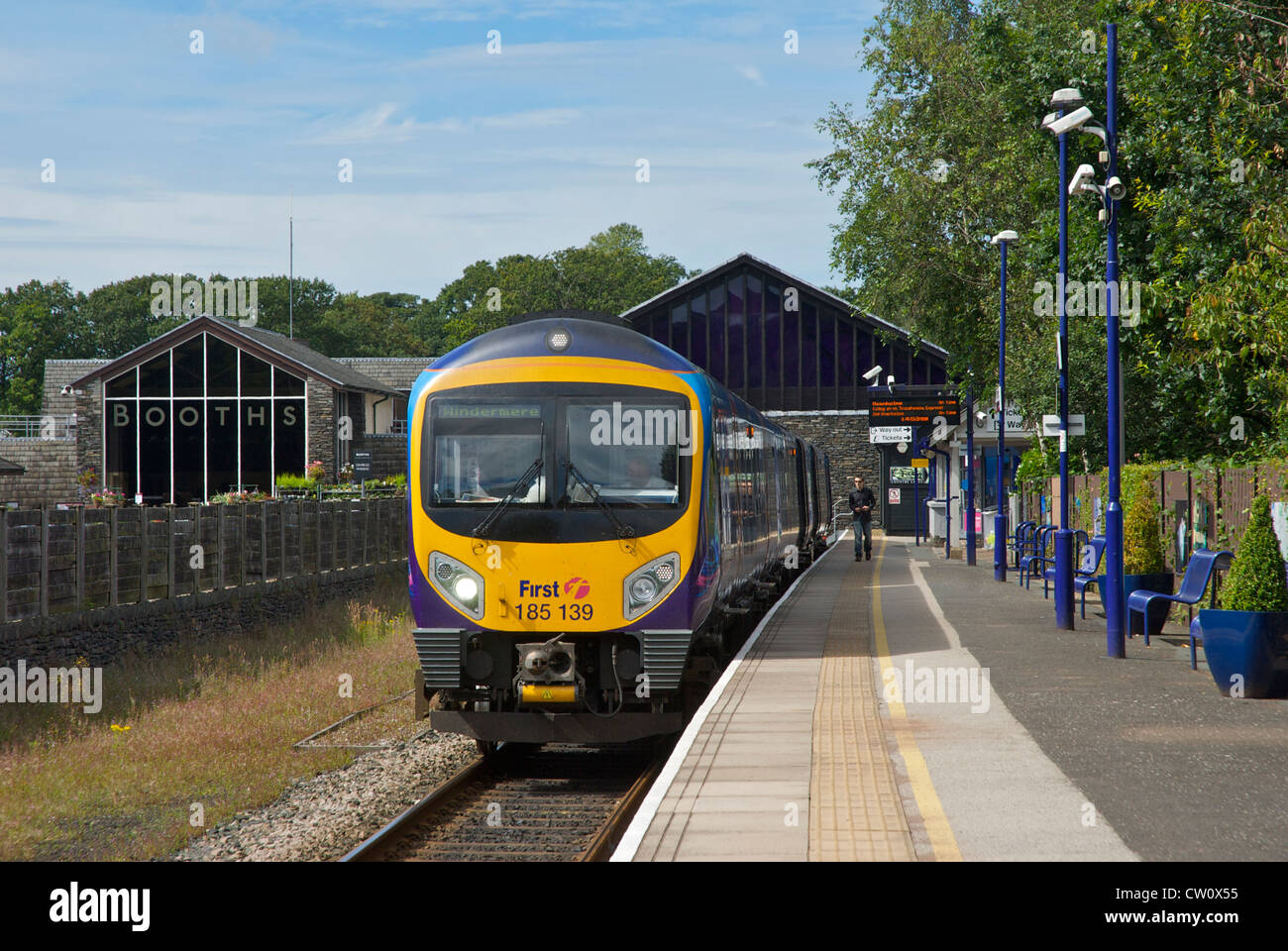 Treno in piedi a Windermere stazione ferroviaria, Parco Nazionale del Distretto dei Laghi, Cumbria, England Regno Unito Foto Stock