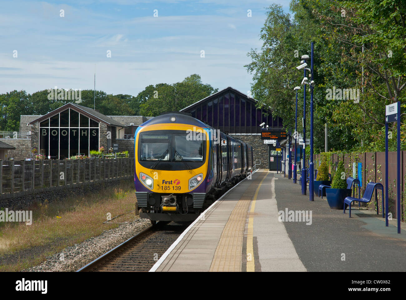 Treno in piedi a Windermere stazione ferroviaria, Parco Nazionale del Distretto dei Laghi, Cumbria, England Regno Unito Foto Stock