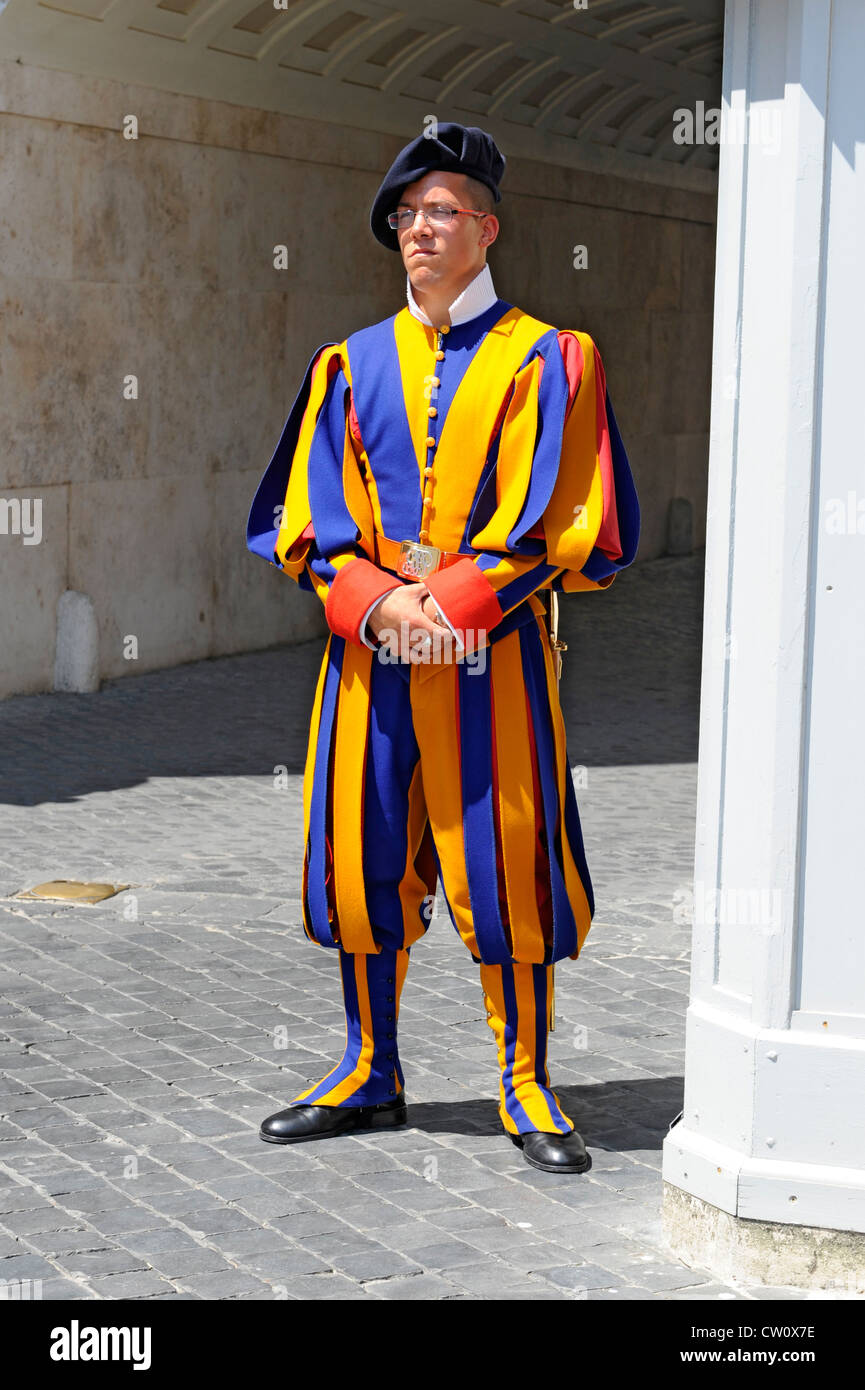 Uniformata Vaticano guardie al di fuori di Roma Italia Europa Foto Stock