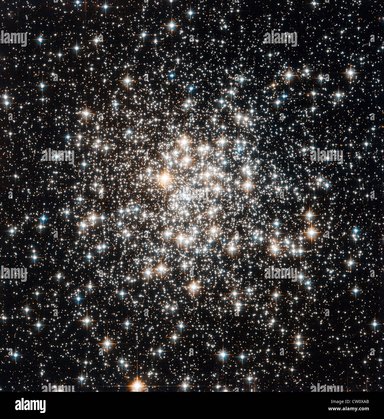 La NASA/ESA Telescopio Spaziale Hubble ha catturato una folla di stelle noto come Messier 107 nella costellazione di Ofiuco Foto Stock