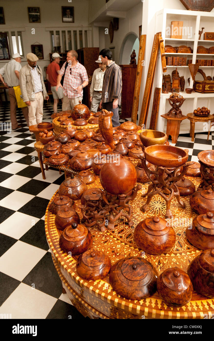 People shopping per souvenir in legno in un negozio di artigianato, essaouira marocco Africa Foto Stock