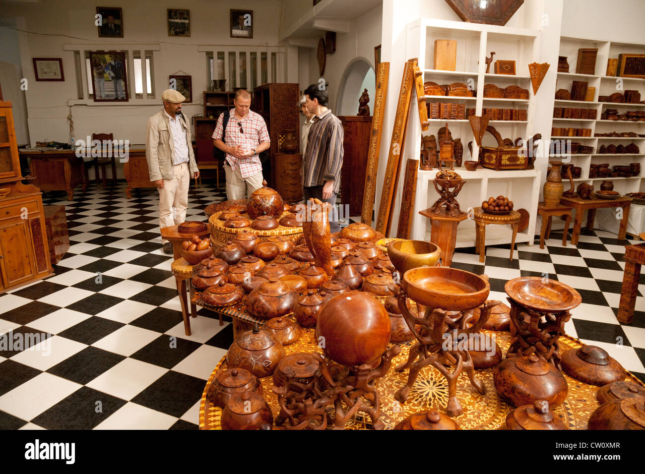 People shopping per souvenir in legno in un negozio di artigianato, essaouira marocco Africa Foto Stock