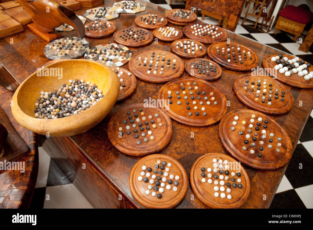 In legno fatti a mano i giochi per la vendita in un negozio di artigianato, essaouira marocco Africa del Nord Foto Stock