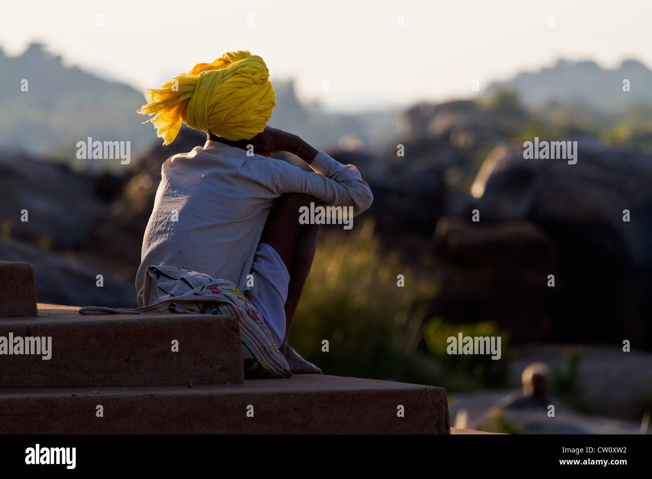 Turbaned uomo attende la barca attraverso il Fiume Tungabhadra in Hampi Foto Stock