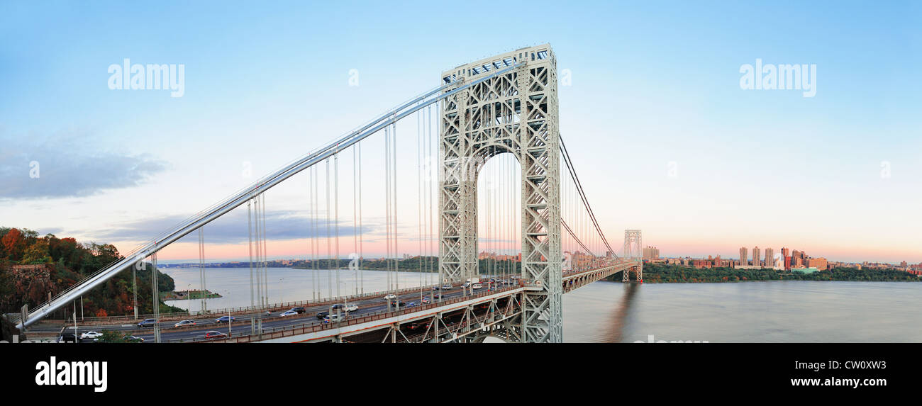 George Washington Bridge al tramonto panorama sul fiume Hudson. Foto Stock