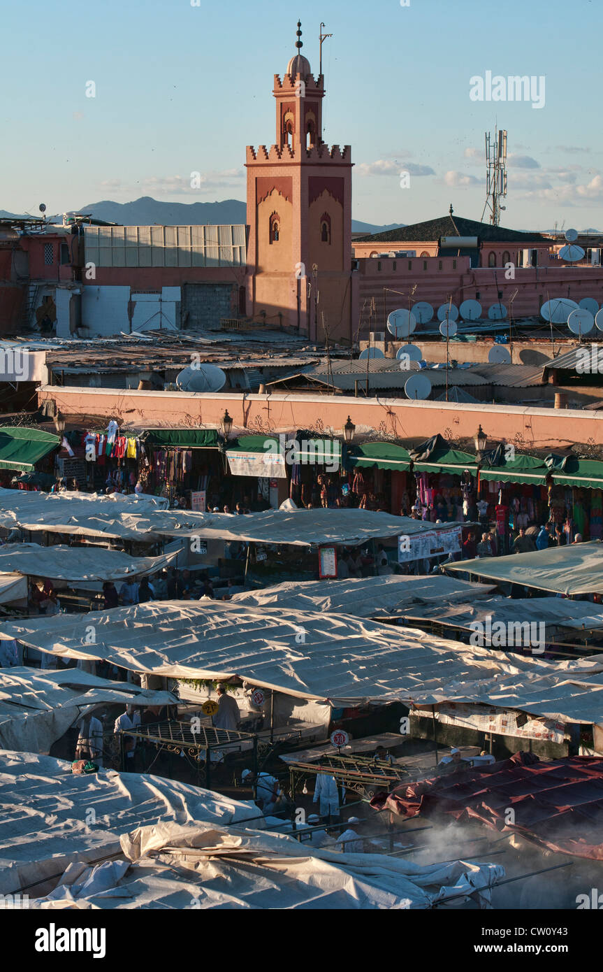 Vista della piazza Djemma El Fna a Marrakech, Marocco Foto Stock