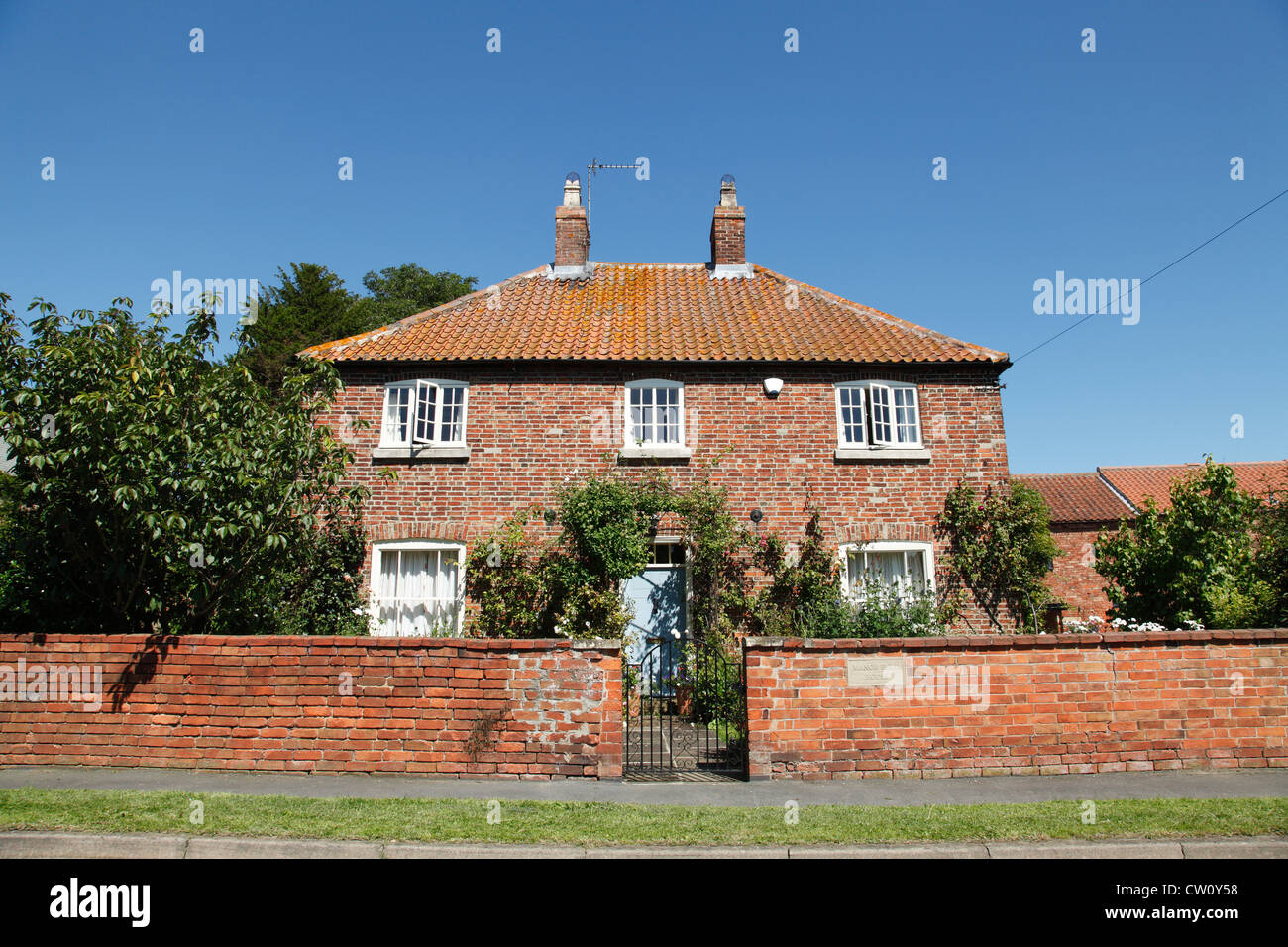 Una casa isolata in un villaggio in U.K. Foto Stock
