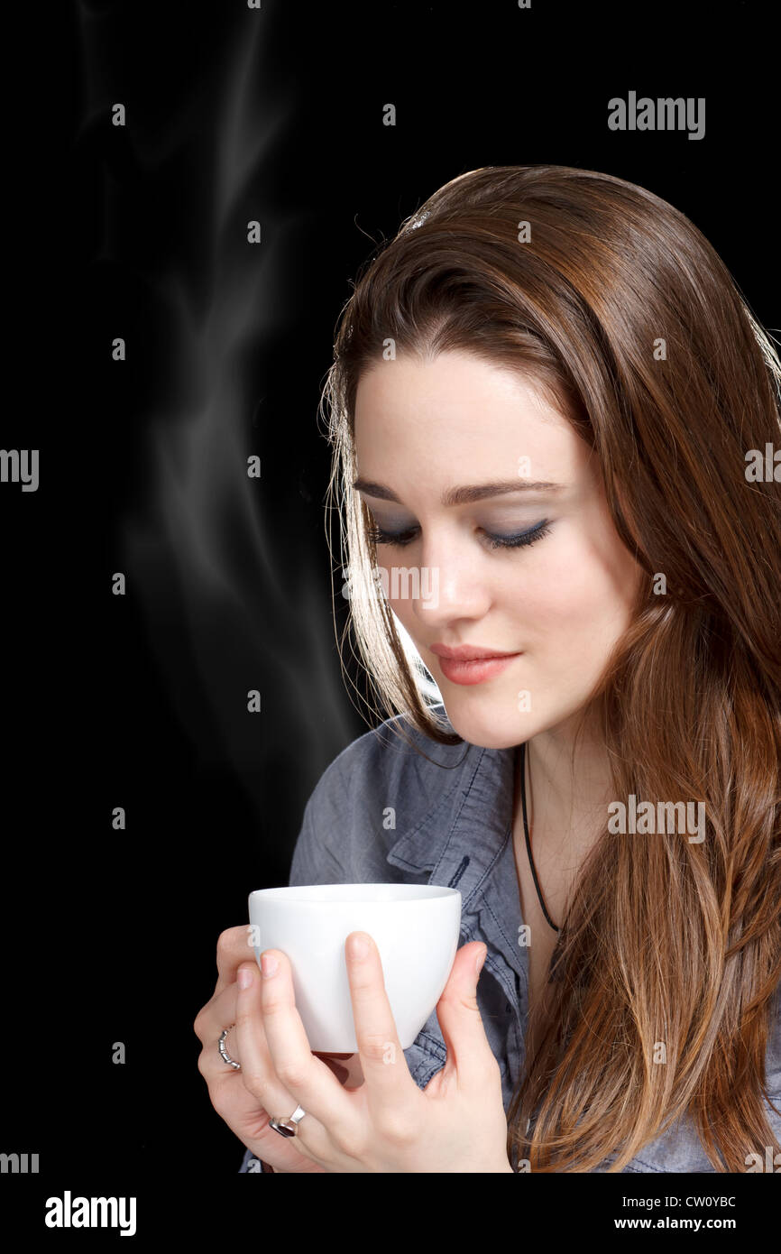 Bella giovani donne a bere una tazza di caffè o di tè Foto Stock