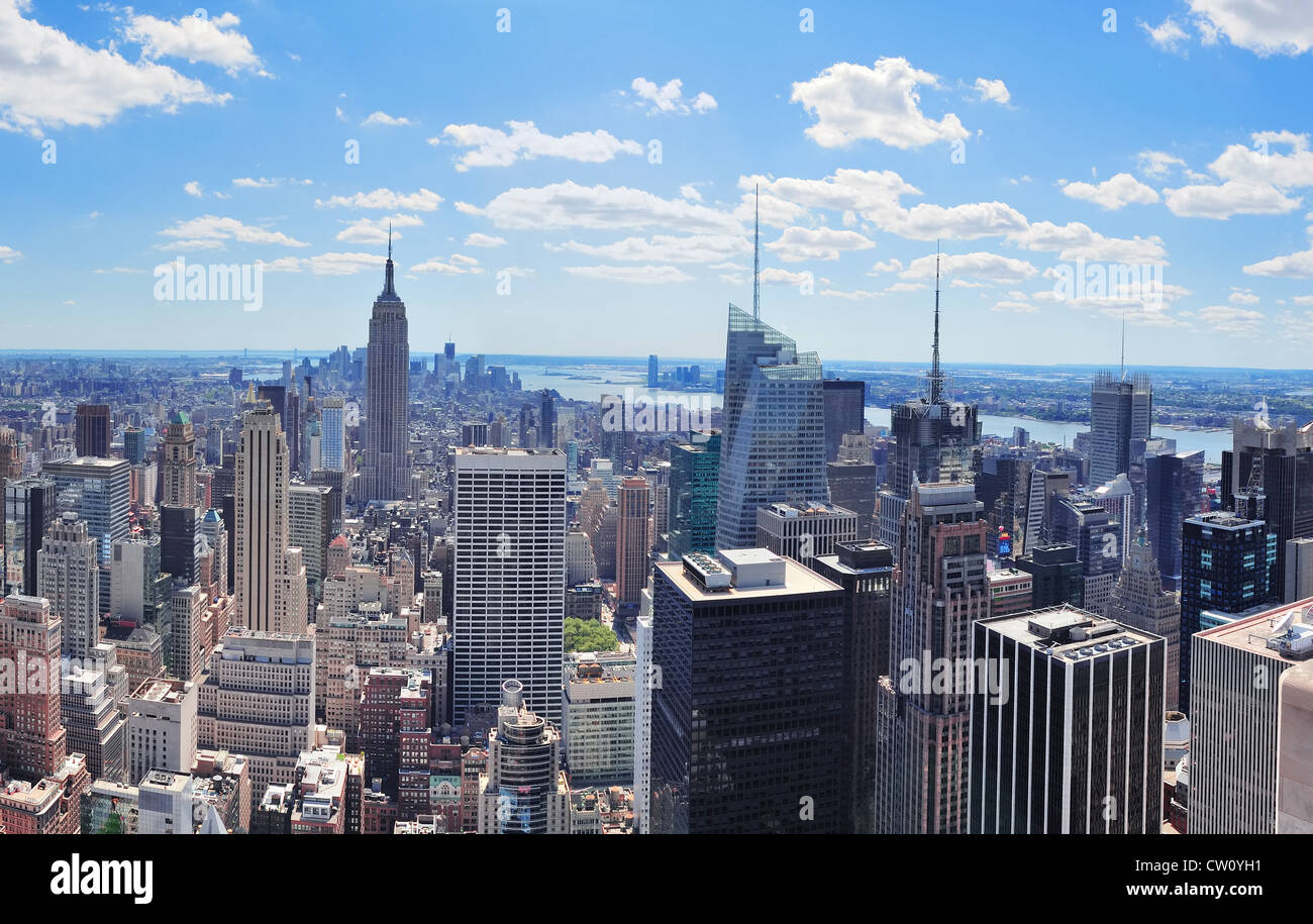 New York City Manhattan Midtown antenna vista panorama con grattacieli e cielo blu nel giorno. Foto Stock