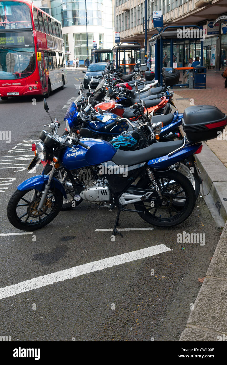 Una linea di moto parcheggiate fuori Birmingham New Street stazione ferroviaria Foto Stock