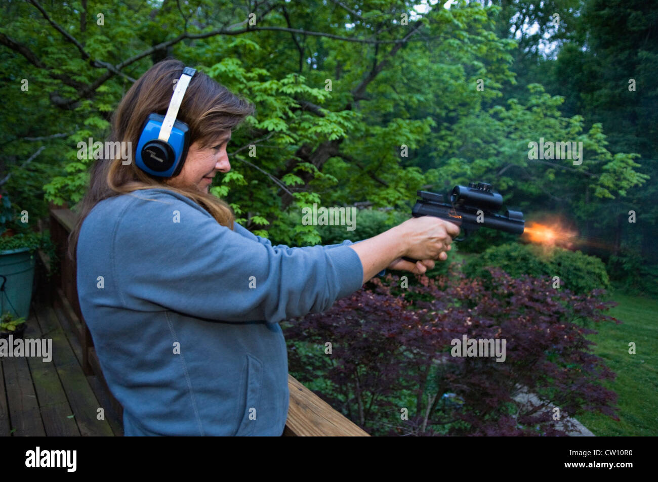 La donna la ripresa di un .22 Pistola semi-automatica Foto Stock