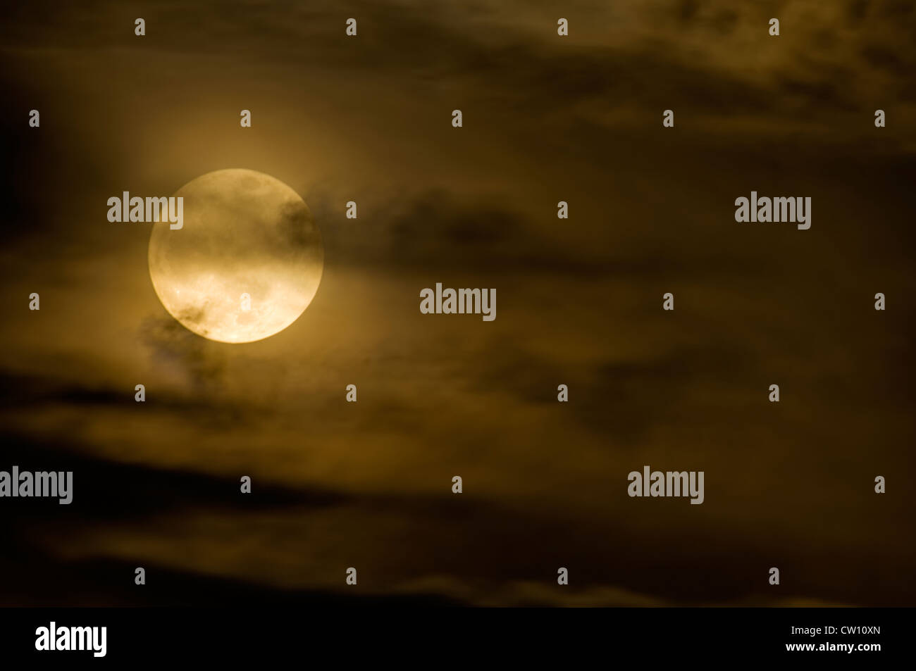 Luna piena e nuvole Wispy Foto Stock