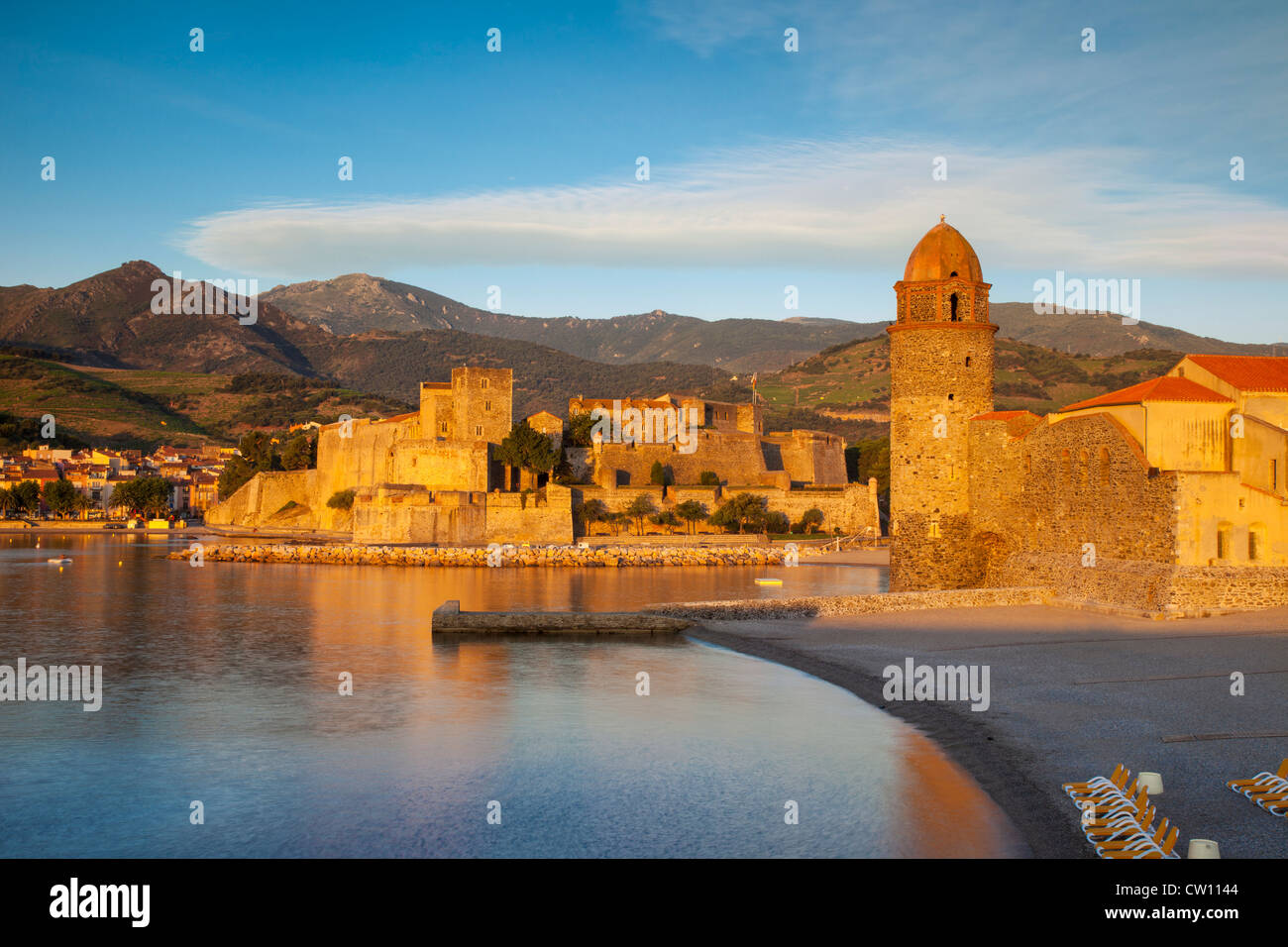 Prime luci dell alba sulla città di Collioure, Pyrenees-Orientales, Languedoc-Roussillon, Francia Foto Stock