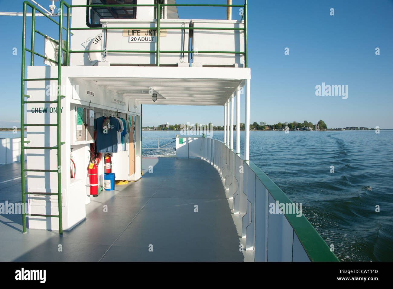 Nave traghetto attraverso l'acqua Foto Stock